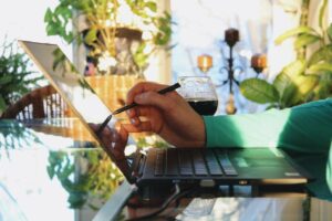 תפקידם של מעצבים גרפיים מתחילים בתעשיית הדפוס בקורס עיצוב גרפי לדפוס