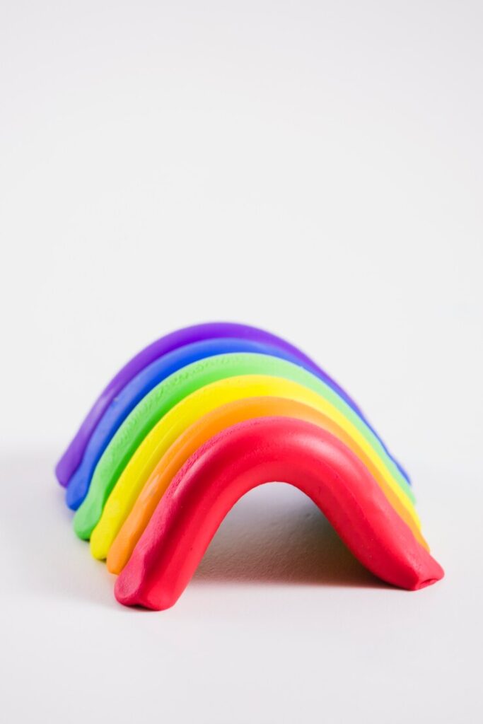 איך מעצבים גרפיים בוחרים צבעי מותג בצורה יעילה 